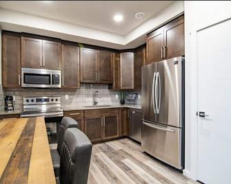 Entire luxury basement suite in Liberty Landing. - Red Deer - Kitchen