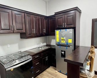 2-bedroom townhome in amazing Puerto Barrios with AC comfort - Puerto Barrios - Cocina