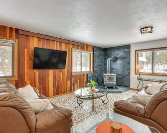 Enjoy Deck and Mtn Views Grand Lake Retreat! - Grand Lake - Pokój dzienny