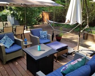 The Cottage on Claire - Point Roberts - Patio