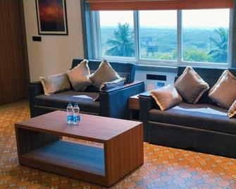 MGM Vailankanni Residency Hotel - Velankanni - Living room
