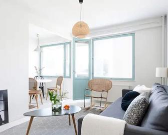 Family home in Kallio beside metro w/ free parking - Helsinki - Wohnzimmer