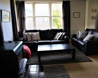 Welcoming and well loved older house centrally located in Haast township - Haast - Living room