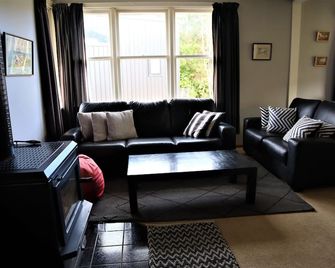 Welcoming and well loved older house centrally located in Haast township - Haast - Living room