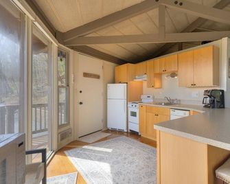 Cozy rental near Greenbrier Resort with a deck, stunning views modern-rustic charm, and full kitchen - White Sulphur Springs - Kitchen