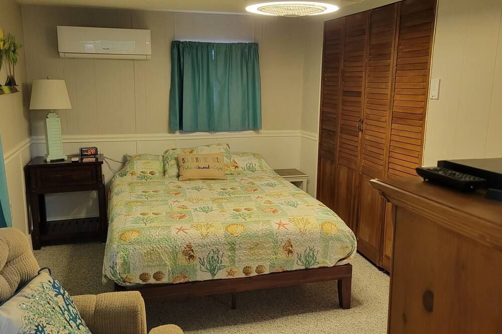 Riverfront - Kayak, Swim, Fish The Weeki Wachee River. 3br, 2 Ba Private House. - Weeki Wachee - Habitación