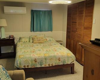 Riverfront - Kayak, Swim, Fish The Weeki Wachee River. 3br, 2 Ba Private House. - Weeki Wachee - Habitación