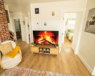 Reno's Biggest Little House - Cozy Home Theatre - Reno - Living room