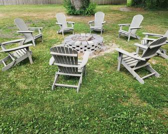 15 minutes to Rehoboth Beach, 20 minutes from three sports complexes Game Room . - Milton - Patio