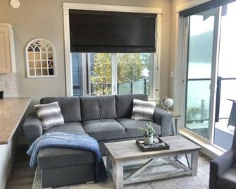 Sandy Feet Retreat Port Renfrew- Oceanfront 2BR modern cottage - Port Renfrew - Living room