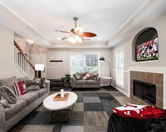 The Crimson Retreat Only 5 miles to the Stadium BBQ Coffee Games - Tuscaloosa - Living room