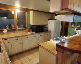 Million Dollar View with 7 Person Hot Tub. 75' TV pool table and air hockey - Mendon - Kitchen