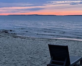 Great Lake Home with stunning Mac Bridge views, 150' private beach. Pet Friendly - Cheboygan - Beach