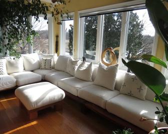 Spacious House Next To Nature Preserve Adjacent To Long Island Sound - Mamaroneck - Living room