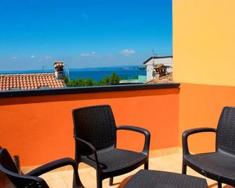 디펜던스 실베스트로 - 가르다 - 발코니