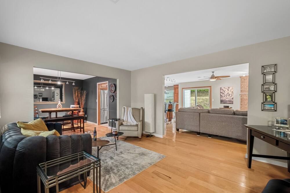 Entire Home/ Stl Co-Sleeps 6
