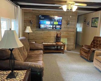 Grandma's Home in the Woods. Yellowstone - Island Park - Salon