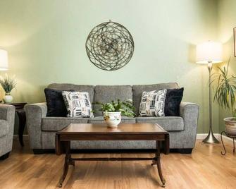 Four Seasons Near Wineries Dog Friendly Hiking - Cottonwood - Living room