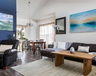 Cozy Coastal Cottage - 3 BR/Fenced in Back Yard - Southport - Вітальня