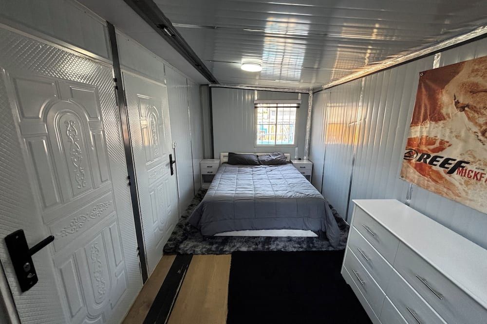 Tiny home available in Algona Pacific. Right off of 167 close to amenities.