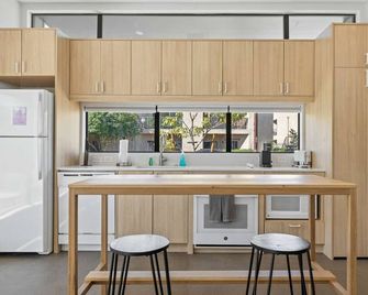 Modern 2-bedroom Apartment - 80 Walkscore! - Phoenix - Kitchen