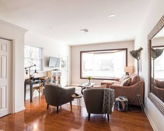 Newly renovated Carriage House, on lovely property near Intercourse, PA - Gordonville - Living room