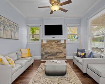 Downtown Charm, 3 Bdr, Near Rest and Bars - Winston-Salem - Living room