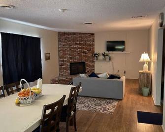Quiet and Serene Home -corp. rental mini stay is 31 days - Hesperia - Dining room