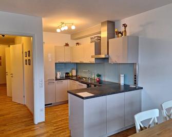 Adventure or culture vacation - spacious apartment in the heart of Klagenfurt - Klagenfurt - Kitchen