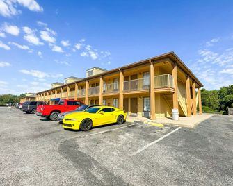 Bonita Lakes Inn by Capital O Meridian I20 - מרידיאן - בניין