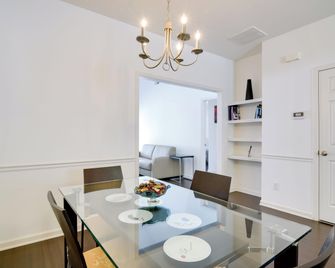 Inviting High Point Townhome with Patio + Privacy! - High Point - Dining room