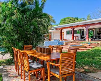 Stunning Farmhouse, Private Pool, 7 BR, 8 BTH, Amazing fruit gardens, parking - Liberia - Patio