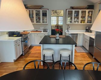 Private 73-Acre Estate w/ Pool & Pond, 6 Bdrms, Avail Full Month of Sept - Old Chatham - Kitchen