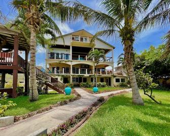 Parham Plaza Hotel - San Pedro Town - Building