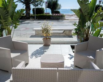 Hotel Petite Fleur - Alba Adriatica - Патіо