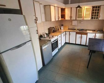 Güemes Hostel Cordoba - Córdoba - Küche