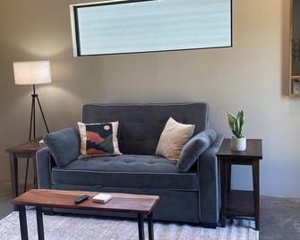 Modern 1-bedroom cottage in historic downtown Mount Vernon. - Mount Vernon