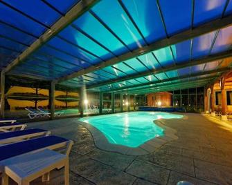 Logis Des Trois Maures - Couches - Piscina