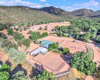 Mt Views: Guesthouse W/2 Horse Stalls + Turnout, Sleeps 4, Tack Room, Trails, Riding Ring - Payson - Buiten zicht