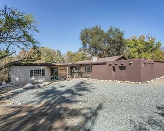 Sequoia Riverfront Guest House Right On The Water - Three Rivers - Building