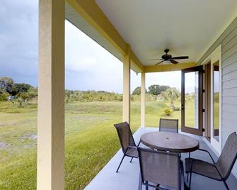Gator Cottage: Cozy 2-bedroom, 1-bath cottage, sleeps 4. Perfect for a small family. - Oviedo - Patio