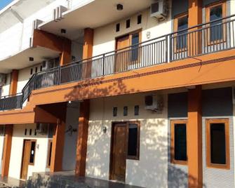 OYO Life 92647 Edelweis Homestay - Tuban - Edificio