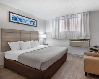 Quality Inn & Suites - Niagara Falls - Bedroom
