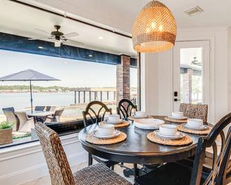 Conroe Lake House Luxe Pool, Private Dock and Games - Willis - Comedor