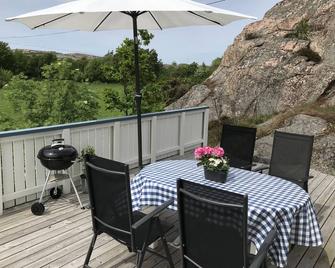 50 m2 well equipped cottage near the sea, Sotekanalen & a unique nature reserve - Kungshamn - Balkong
