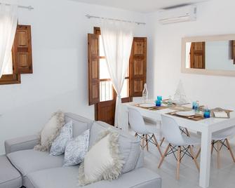 Very bright apartment 1 min walk from the beach of Tossa recently refurbished - Tossa de Mar - Restaurant