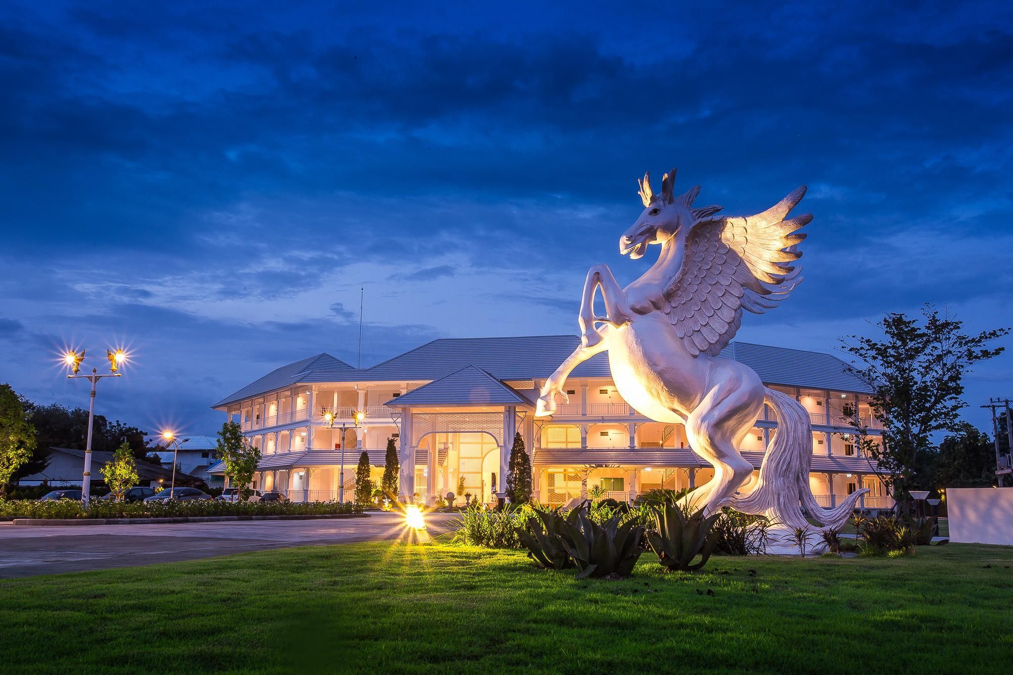 White House Hotel - Tak - Budova