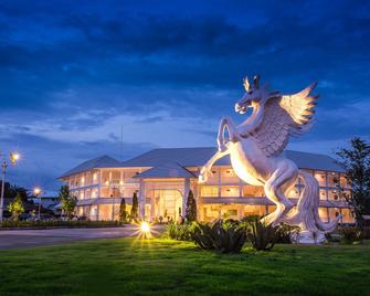 White House Hotel - Tak - Edificio