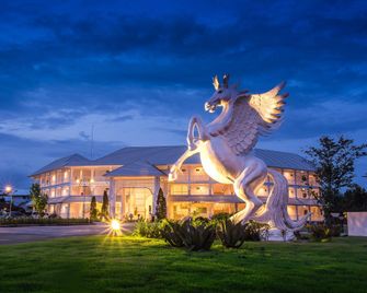 White House Hotel - Tak - Budova