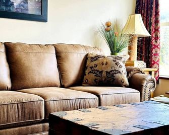 Apex Mountain ~ Belle Apres Studio 314 ~ Best location on the hill - Hedley - Living room